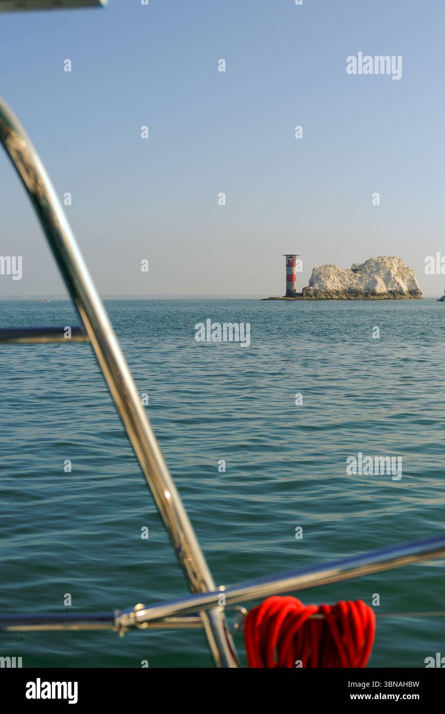 30 JUN 2025 - Isola di Wight, Regno Unito - le famose formazioni di Needle Rock sul lato occidentale dell'Isola di Wight. Vista da uno yacht a vela che circonda la N Foto Stock