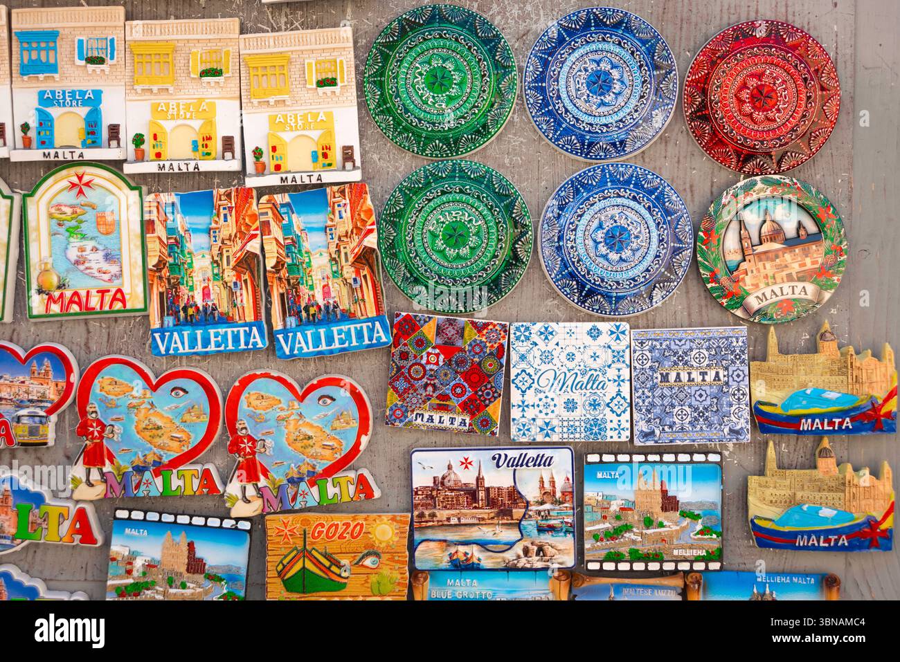 Turismo a Malta, vista di souvenir colorati di Malta in vendita fuori da un negozio a la Valletta, Malta Foto Stock