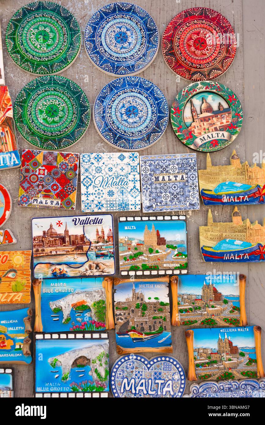 Turismo a Malta, vista di souvenir colorati di Malta in vendita fuori da un negozio a la Valletta, Malta Foto Stock
