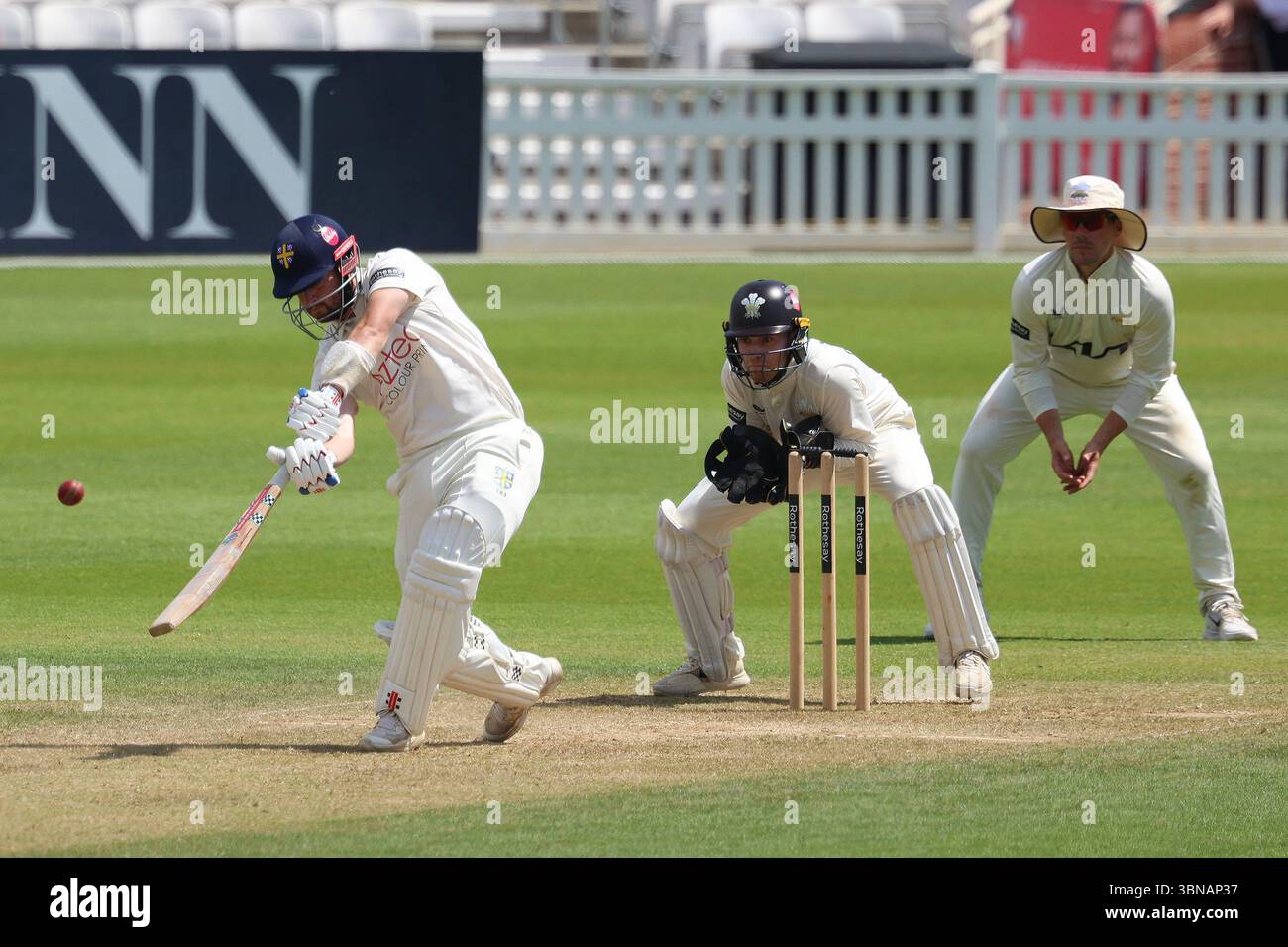 Ollie Robinson di Durham durante il Rothesay County Championship match tra Surrey e Durham al Kia, Oval, Londra lunedì 30 giugno 2025. (Foto: Robert Smith | mi News) crediti: MI News & Sport /Alamy Live News Foto Stock