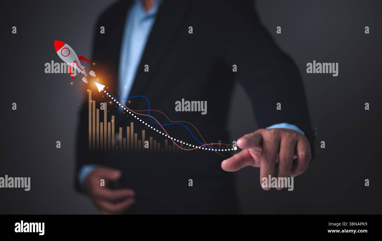 Uomo d'affari che indica il grafico dei dati con un'icona che simboleggia la rapida crescita delle startup, il successo aziendale, le prestazioni finanziarie, la strategia di innovazione, Foto Stock