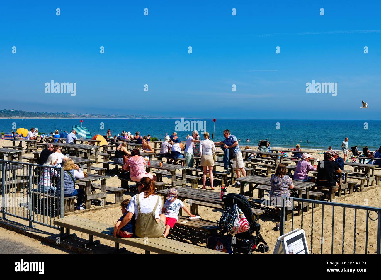 Una trafficata e affollata spiaggia di Avon, Mudeford, in una calda giornata di sole estati, Dorset England UK Foto Stock