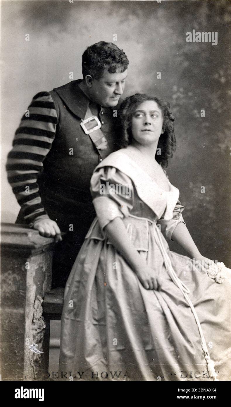 Dolly Elsworthy che interpretò Nell Gwyn in uno sketch teatrale intitolato Nell Gwyn, The Orange Girl, che fu messo in scena all'East Ham Palace Theatre nel dicembre 1906. E' raffigurata qui con la co-star A. Howard. Pubblicato da USA Studios (Londra). Da una cartolina originale. Foto Stock