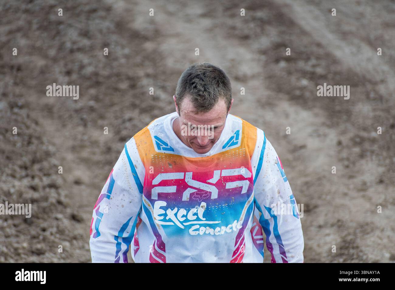 Nephi, Utah – 28 giugno 2025: Il pilota Nick Thompson esce dall'arena dopo la sua performance al Juab Xtreme Racing di Nephi, Utah. Foto Stock