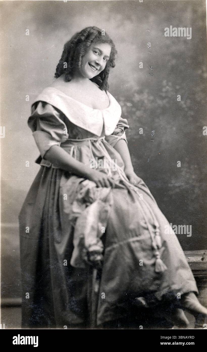 Dolly Elsworthy che interpretò Nell Gwyn in uno sketch teatrale intitolato Nell Gwyn, The Orange Girl, che fu messo in scena all'East Ham Palace Theatre nel dicembre 1906. Pubblicato da USA Studios (Londra). Da una cartolina originale. Foto Stock
