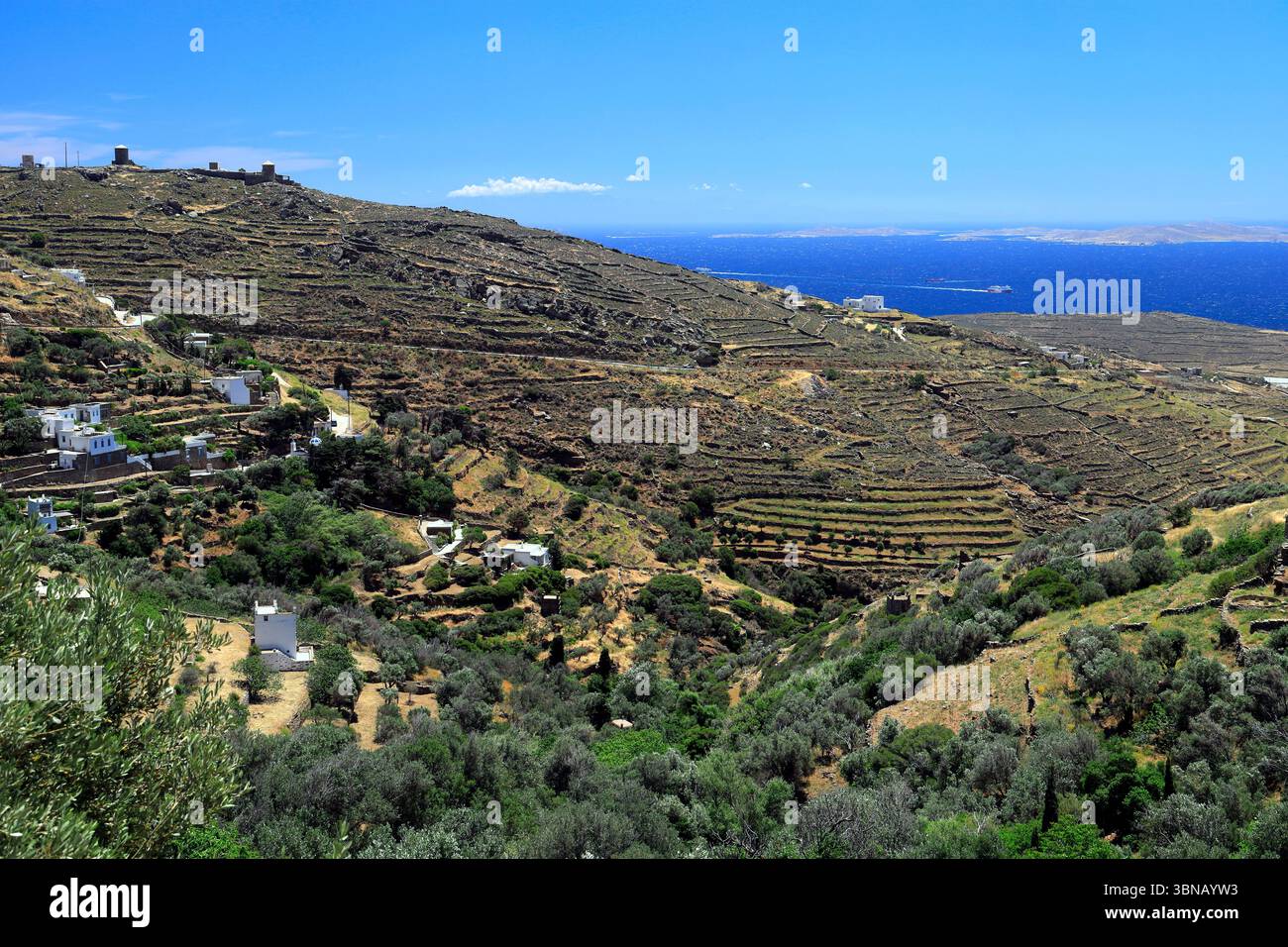 Vista verso l'isola di Rineia dal villaggio di montagna di Triantaros, Tinos, Isole Cicladi, Grecia. Foto Stock