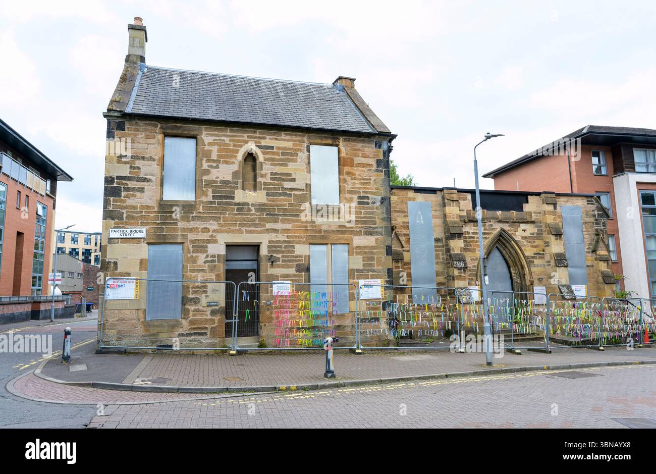La chiesa cattolica romana di San Simone e il presbiterio sono stati definitivamente chiusi a seguito di un incendio, Partick Street Bridge, Glasgow, Scozia, Regno Unito, Europa Foto Stock