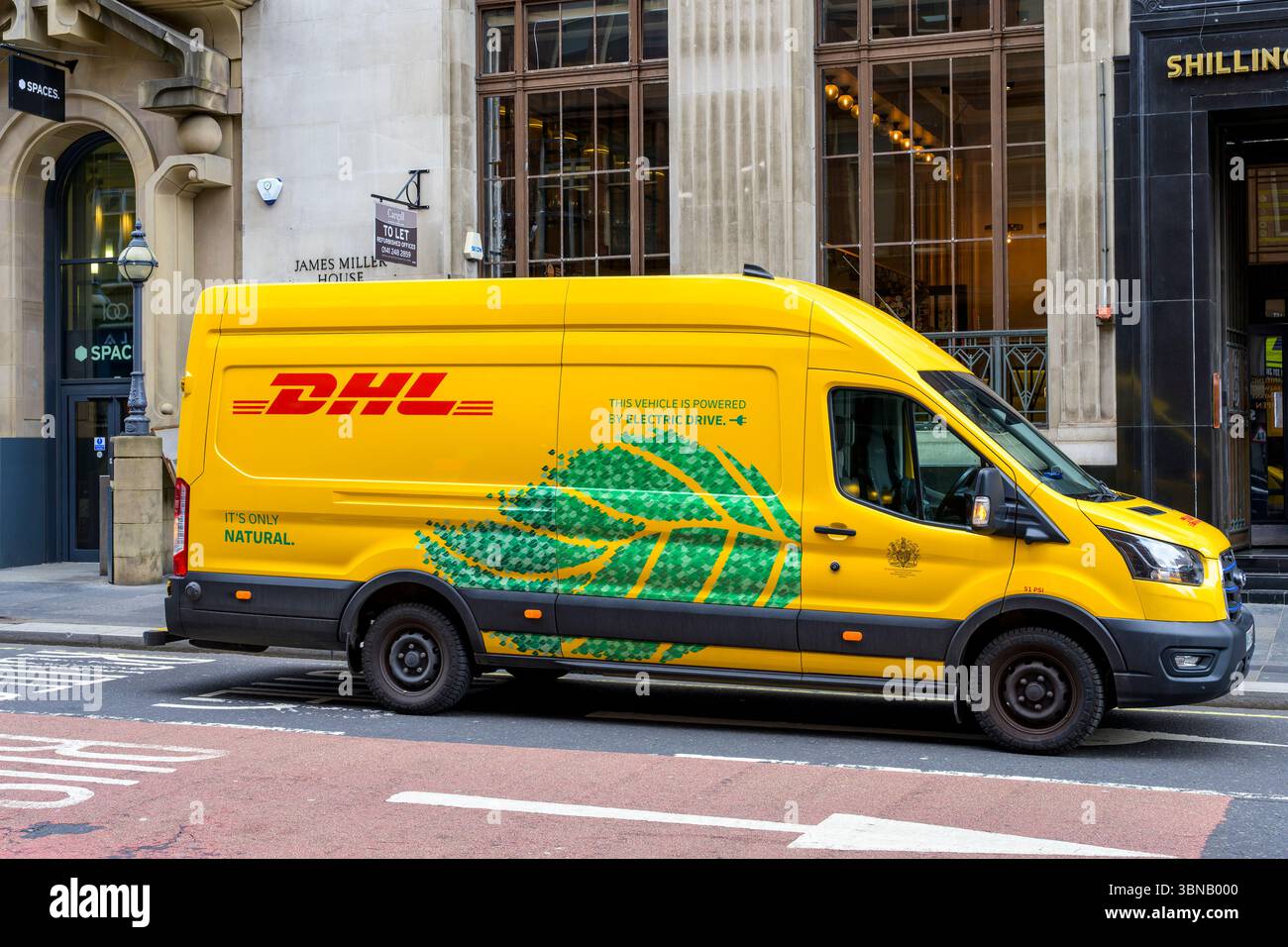 Un furgone per consegne Ford e-Transit elettrico al 100% DHL parcheggiato in una strada del centro città, Glasgow, Scozia, Regno Unito, Europa Foto Stock
