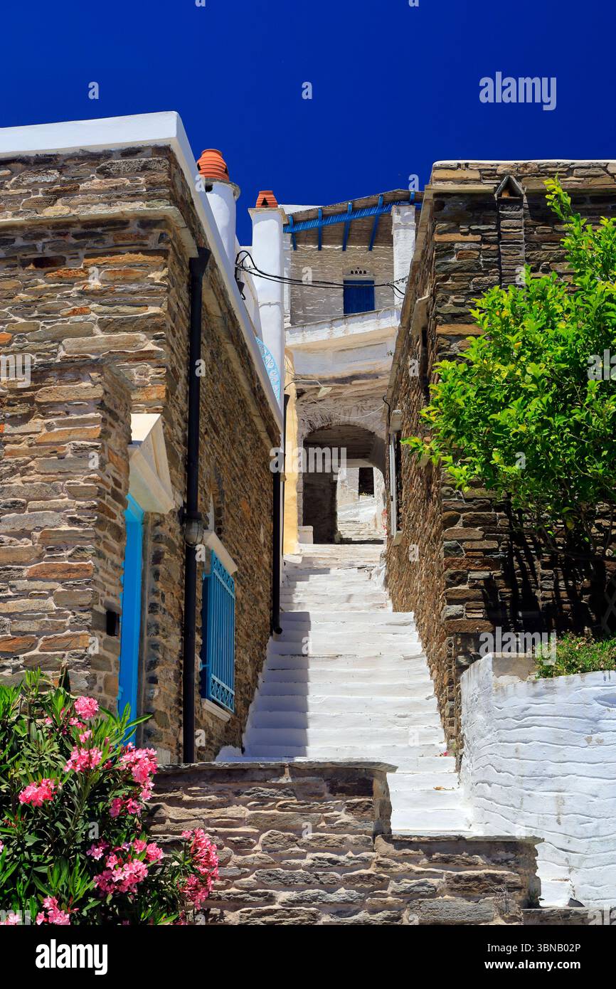 Stradine tortuose del villaggio di montagna di Triantaros, Tinos, Isole Cicladi, Grecia. Foto Stock