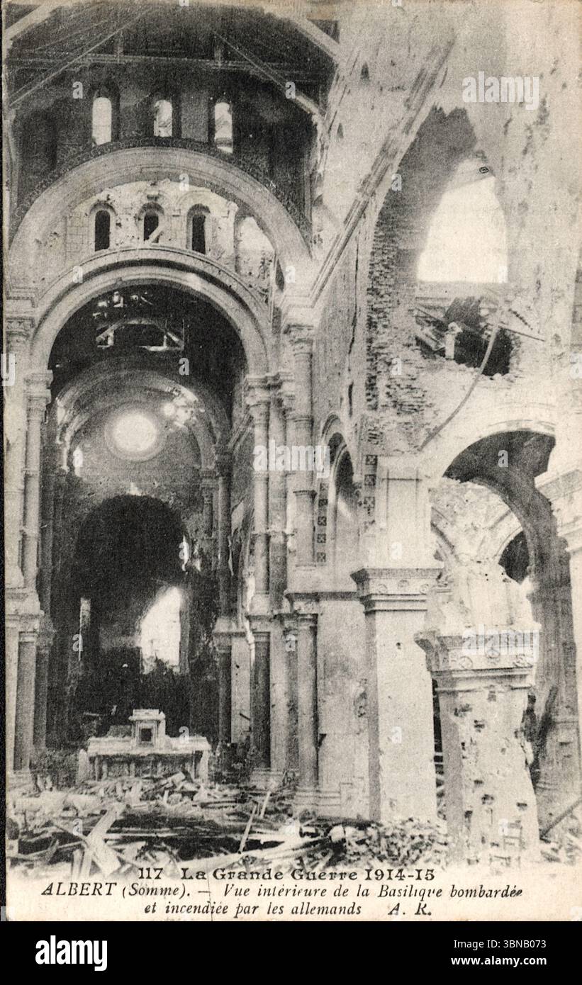 L'interno bombardato della basilica di Alberto si trova in rovine: Archi fratturati, detriti disseminati attraverso la navata. La luce filtra attraverso i resti scheletrici di grandezza. Sottotitolato in francese, documenta i bombardamenti tedeschi durante la grande Guerra, evocando riverenza per la santità perduta in mezzo alla devastazione del tempo di guerra. Da una cartolina originale pubblicata da A. Richard di Parigi, Francia, intorno al 1918. Foto Stock