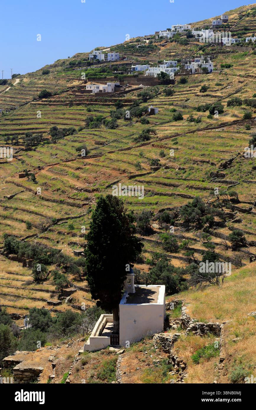 Piccola chiesa greca vicino al villaggio di montagna Triantaros, Tinos, Isole Cicladi, Grecia. Foto Stock