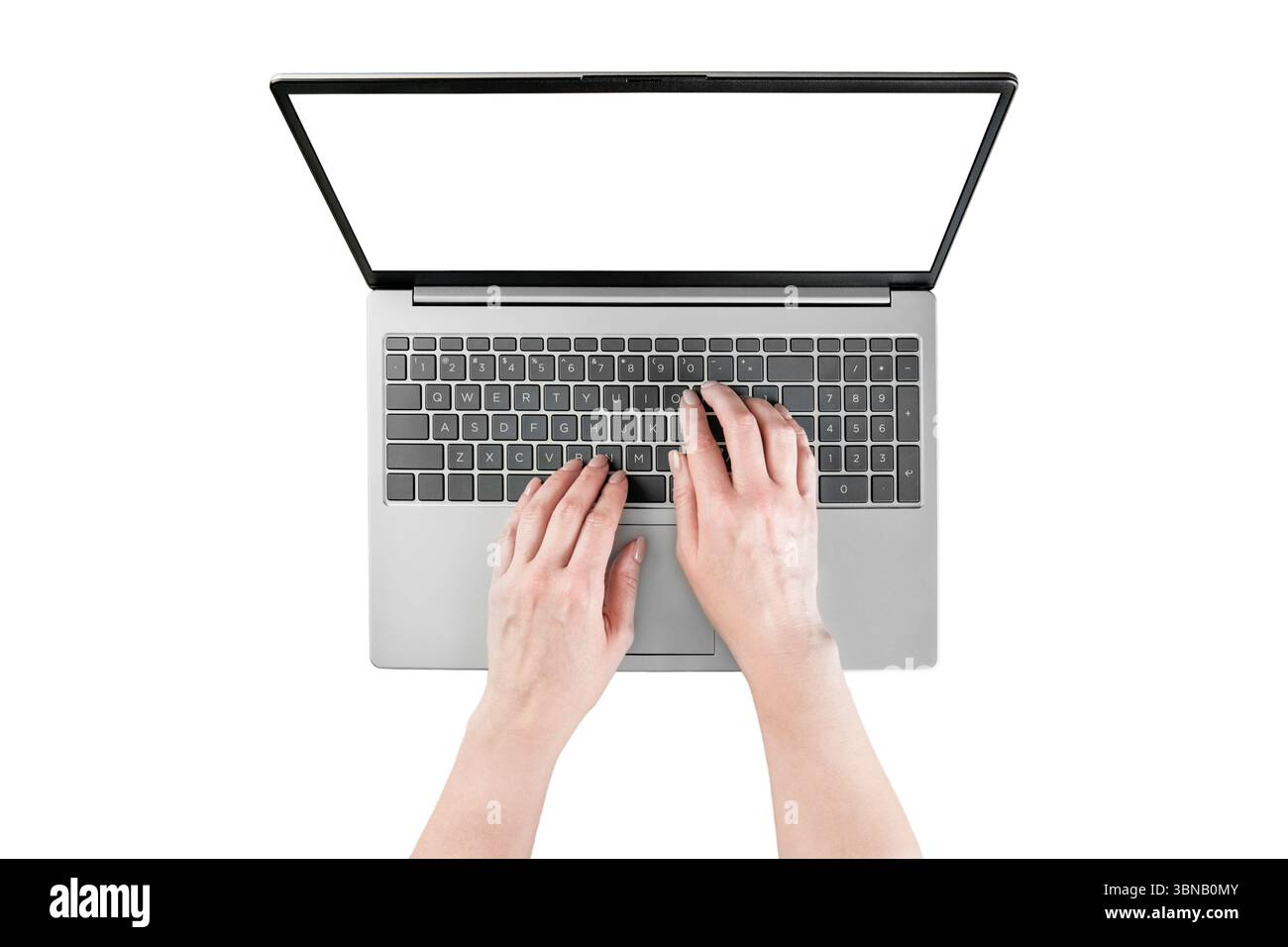Mani femminili che scrivono testo o lavorano su un laptop con schermo vuoto isolato su sfondo bianco con percorso di ritaglio. Vista dall'alto. Elemento di progettazione Foto Stock