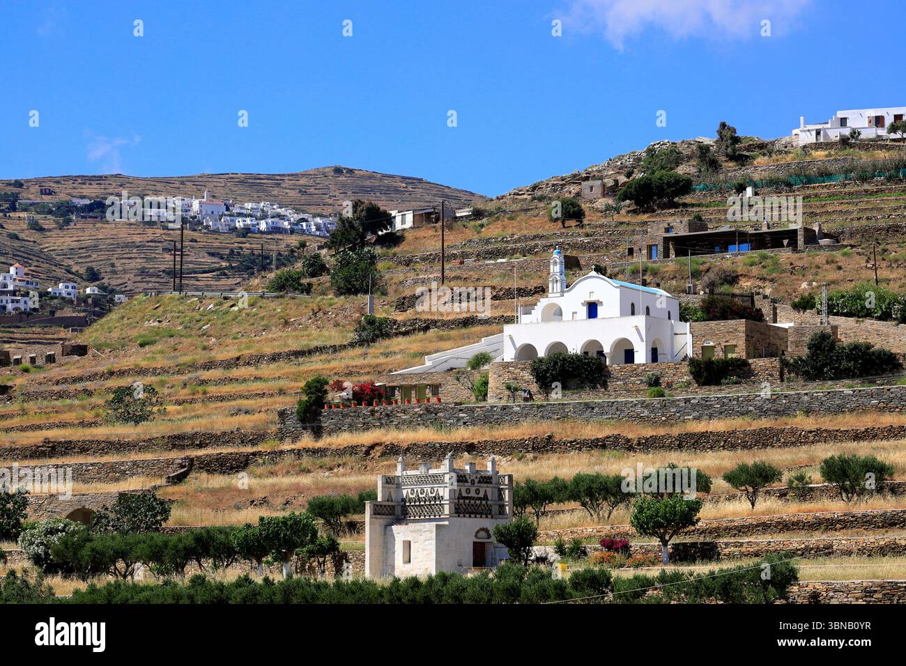 Chiesa e Dovecote vicino al villaggio di montagna Triantaros, Tinos, Isole Cicladi, Grecia. Foto Stock