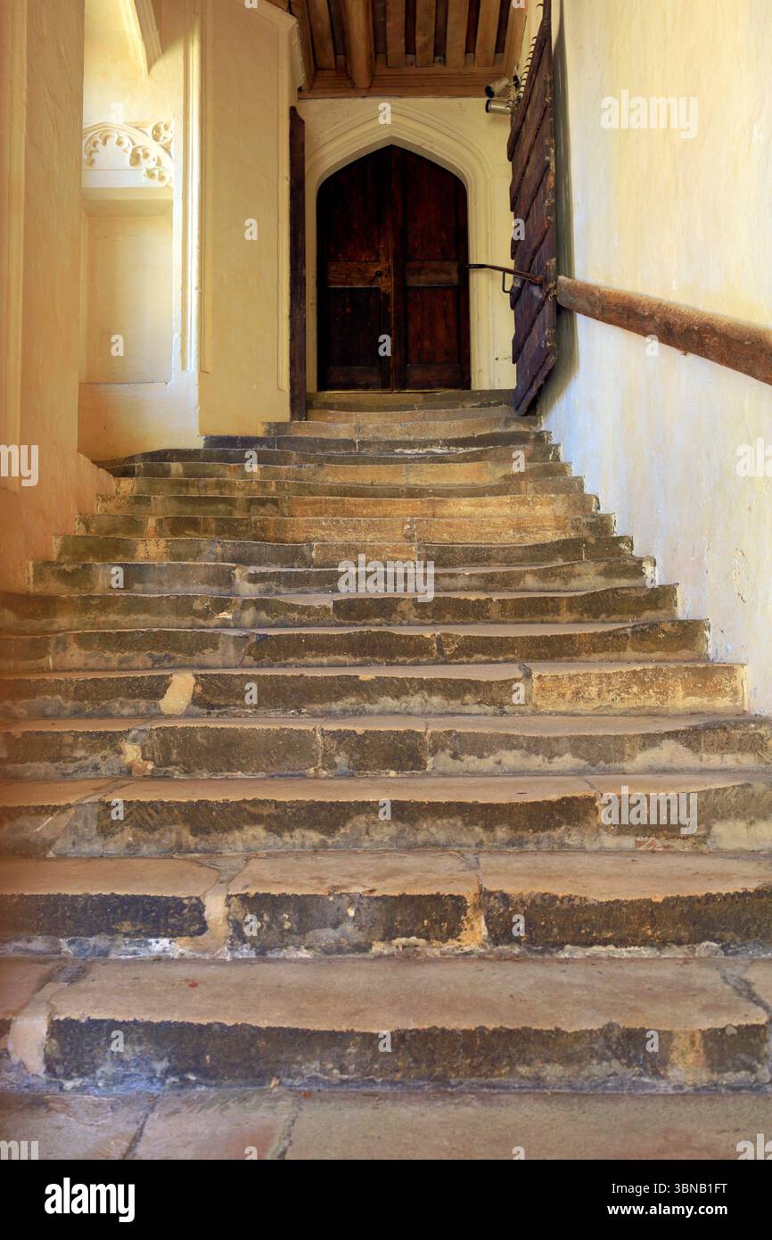 Antichi gradini che portano alla porta, Vicars Close, Wells, Somerset. Foto Stock