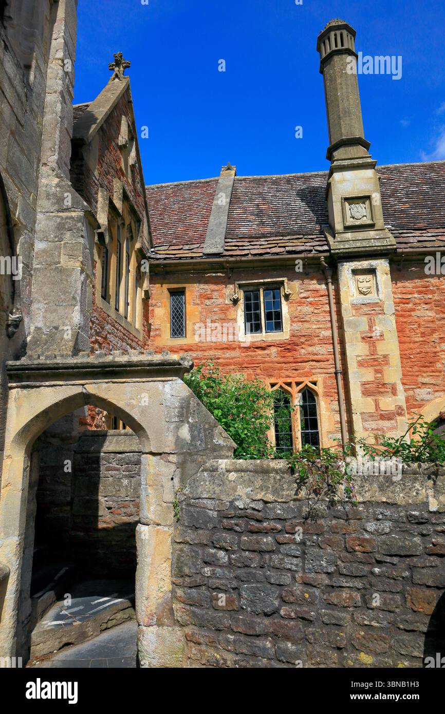 Ingresso e scalini che portano alla libertà, chiudono i Vicari, via medievale del XIV secolo, Wells, Somerset. Foto Stock