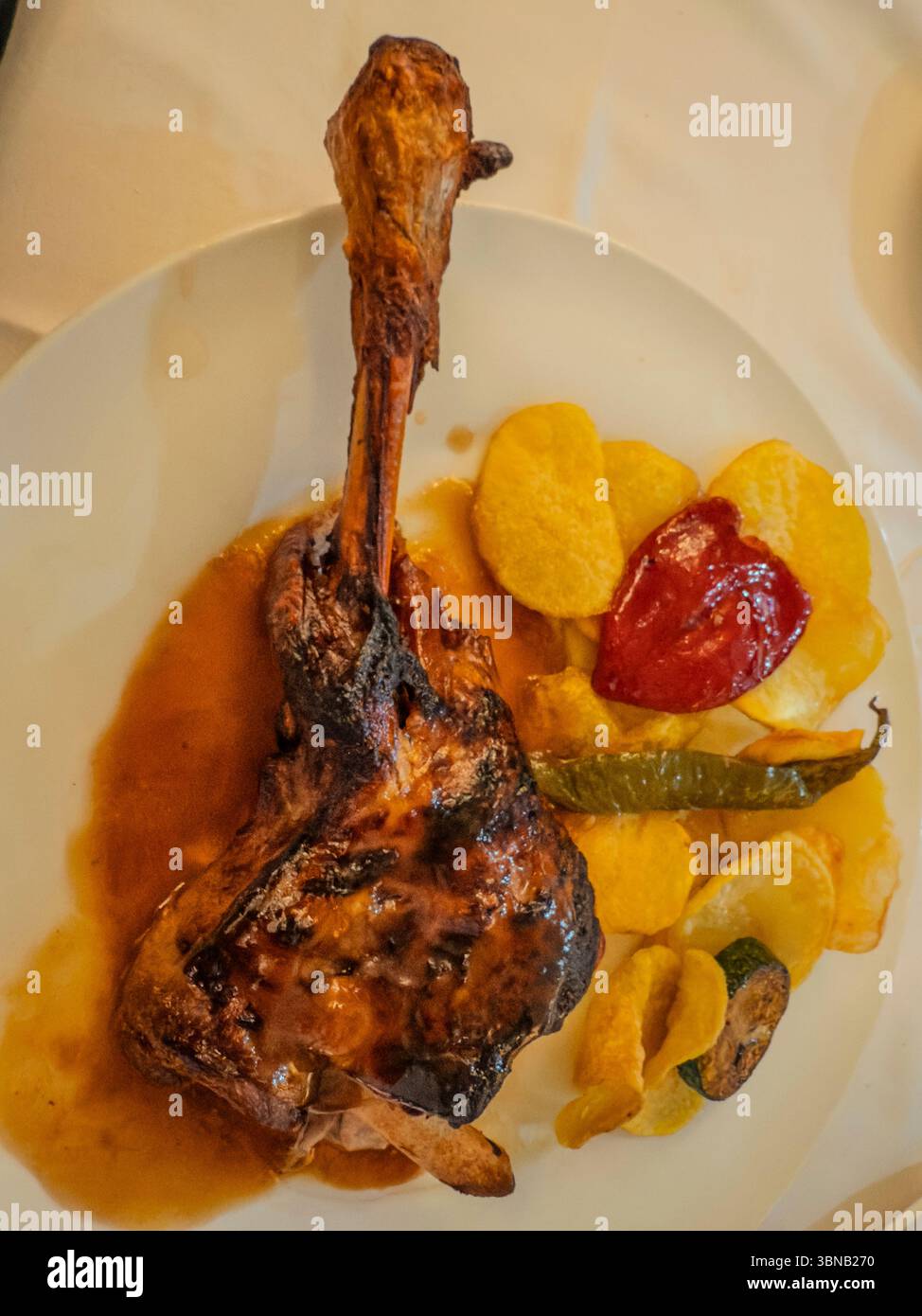 Delizioso codolo di agnello arrosto servito con verdure grigliate Foto Stock