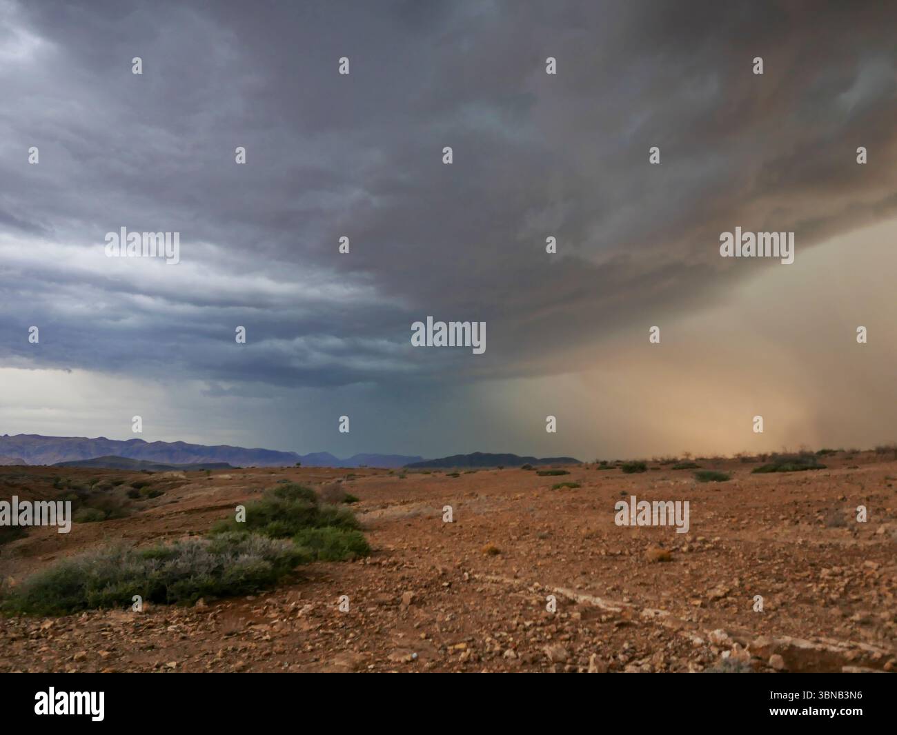 Atmosfera da tempesta con un cielo spettacolare vicino all'Agama Lodge. AGAMA Lodge si trova vicino al Sossusvlei in Namibia. Foto Stock