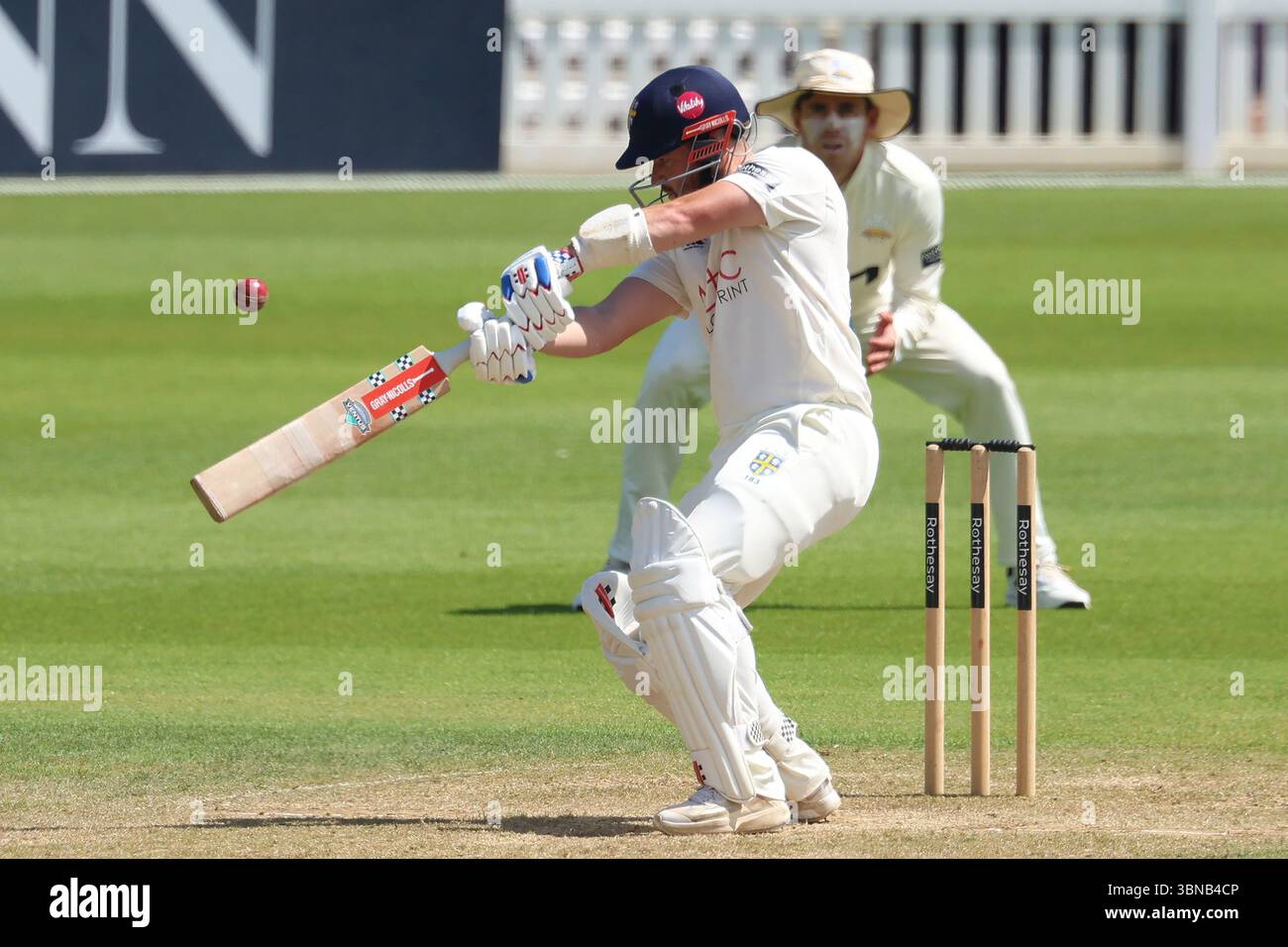 Ollie Robinson di Durham durante il Rothesay County Championship match tra Surrey e Durham al Kia, Oval, Londra lunedì 30 giugno 2025. (Foto: Robert Smith | mi News) crediti: MI News & Sport /Alamy Live News Foto Stock