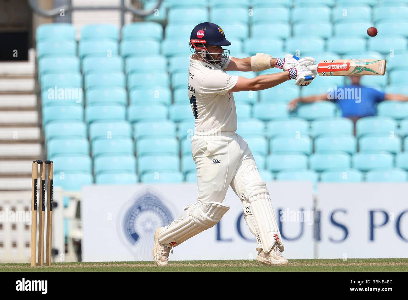 Ollie Robinson di Durham durante il Rothesay County Championship match tra Surrey e Durham al Kia, Oval, Londra lunedì 30 giugno 2025. (Foto: Robert Smith | mi News) crediti: MI News & Sport /Alamy Live News Foto Stock