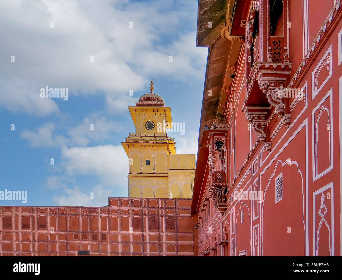 Pritam Niwas Chowk è il cortile interno del Palazzo della città di Jaipur, in particolare all'interno del Chandra Mahal, ed è noto per i suoi quattro elaborati decori Foto Stock