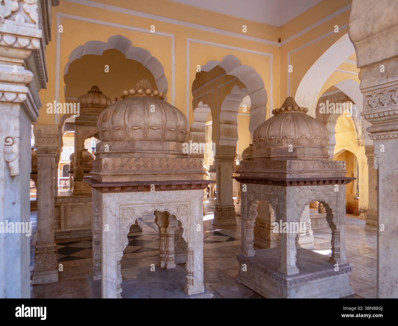 Gaitore Ki Chhatriyan, questo sito presenta monumenti funerari tradizionali che onorano gli uomini reali del passato, il Maharaja Jai Singh II, il fondatore di Jaipur. Foto Stock