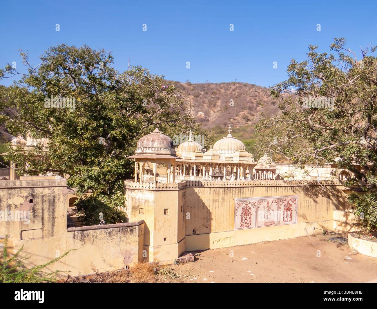 Gaitore Ki Chhatriyan, questo sito presenta monumenti funerari tradizionali che onorano gli uomini reali del passato, il Maharaja Jai Singh II, il fondatore di Jaipur. Foto Stock