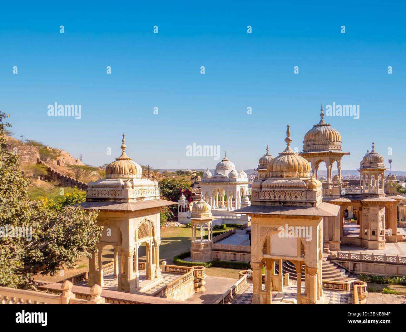 Gaitore Ki Chhatriyan, questo sito presenta monumenti funerari tradizionali che onorano gli uomini reali del passato, il Maharaja Jai Singh II, il fondatore di Jaipur. Foto Stock
