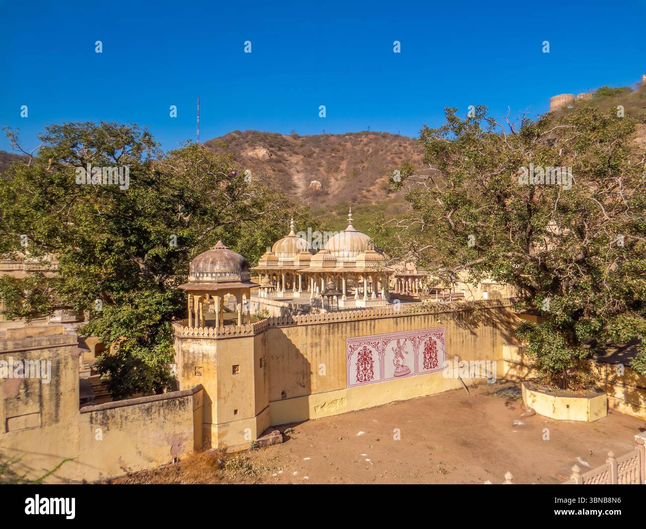 Gaitore Ki Chhatriyan, questo sito presenta monumenti funerari tradizionali che onorano gli uomini reali del passato, il Maharaja Jai Singh II, il fondatore di Jaipur. Foto Stock