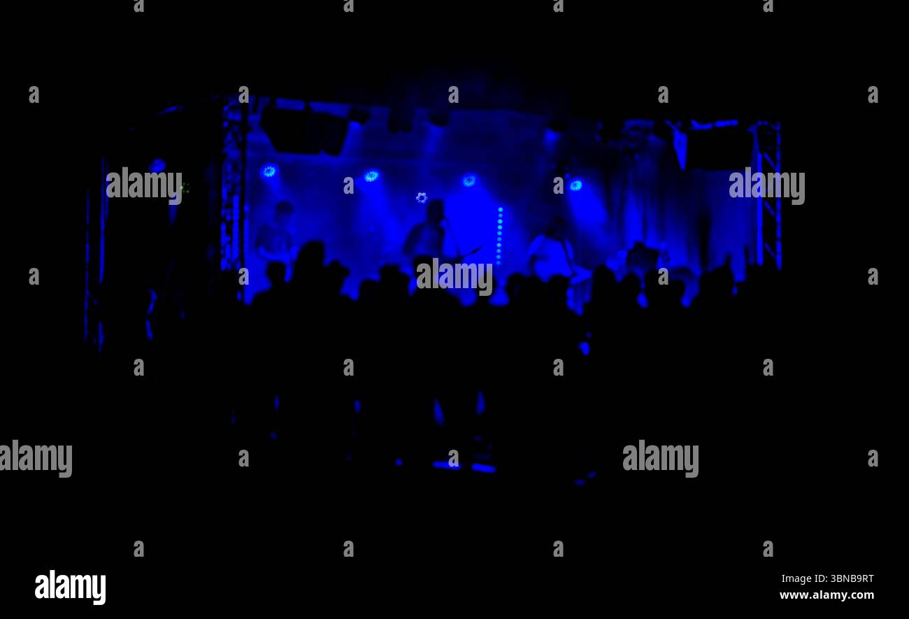 Nero scuro e blu silhouette persone concerto colore musica Foto Stock
