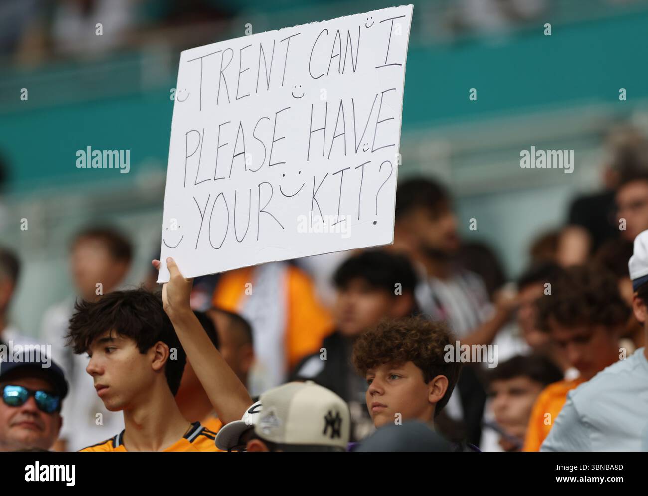 Miami Gardens, Stati Uniti. 1 luglio 2025. Un giovane tifoso richiede la divisa della partita di Trent Alexander Arnold del Real Madrid con un poster durante la partita della Coppa del mondo Real Madrid vs Juventus all'Hard Rock Stadium, Miami Gardens. Il credito per immagini dovrebbe essere: David Klein/Sportimage Credit: Sportimage Ltd/Alamy Live News Foto Stock