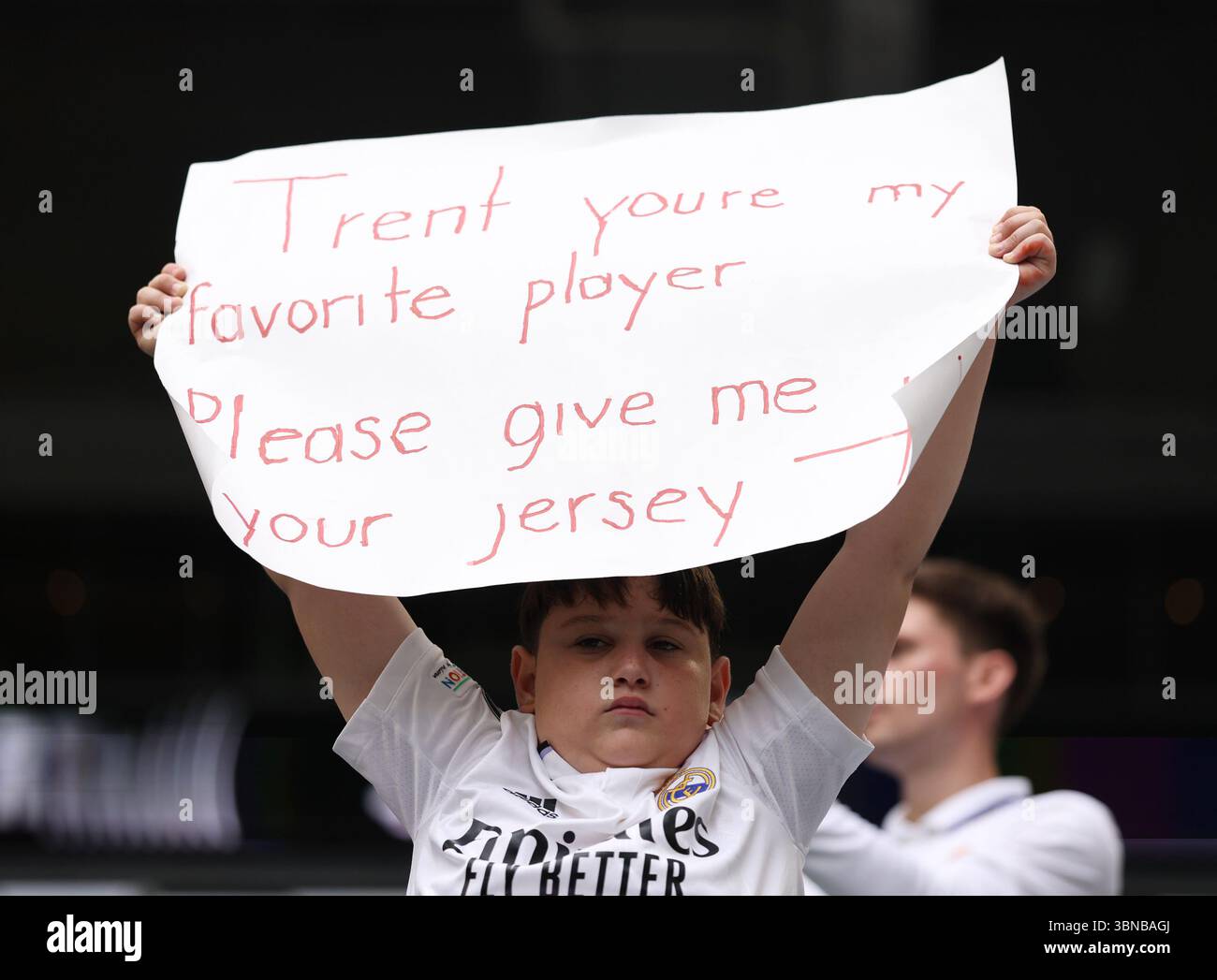 Miami Gardens, Stati Uniti. 1 luglio 2025. Giovani tifosi che richiedono la divisa dei giocatori con un poster durante la partita della Coppa del mondo Real Madrid vs Juventus all'Hard Rock Stadium, Miami Gardens. Il credito per immagini dovrebbe essere: David Klein/Sportimage Credit: Sportimage Ltd/Alamy Live News Foto Stock