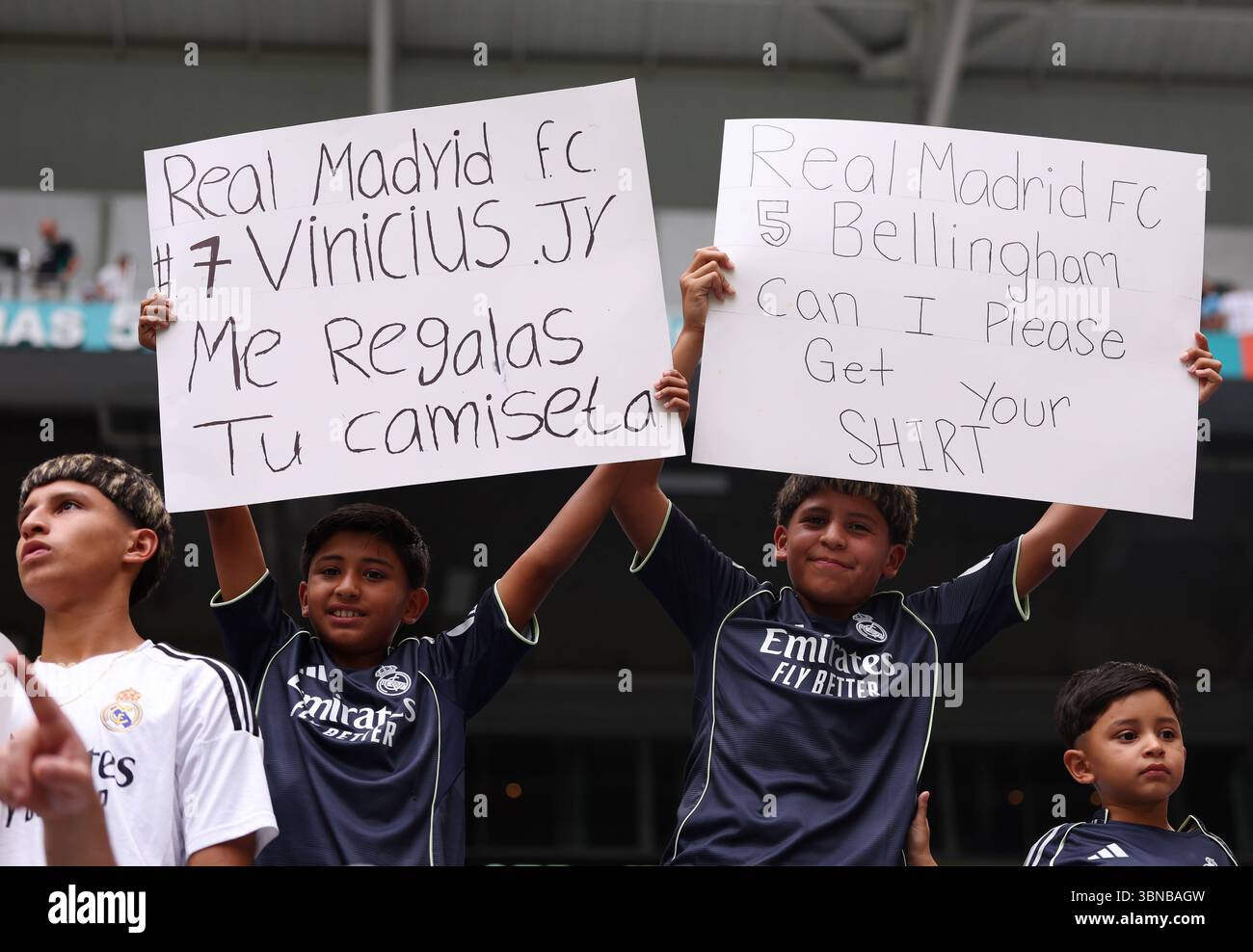 Miami Gardens, Stati Uniti. 1 luglio 2025. Giovani tifosi che richiedono la divisa dei giocatori con un poster durante la partita della Coppa del mondo Real Madrid vs Juventus all'Hard Rock Stadium, Miami Gardens. Il credito per immagini dovrebbe essere: David Klein/Sportimage Credit: Sportimage Ltd/Alamy Live News Foto Stock