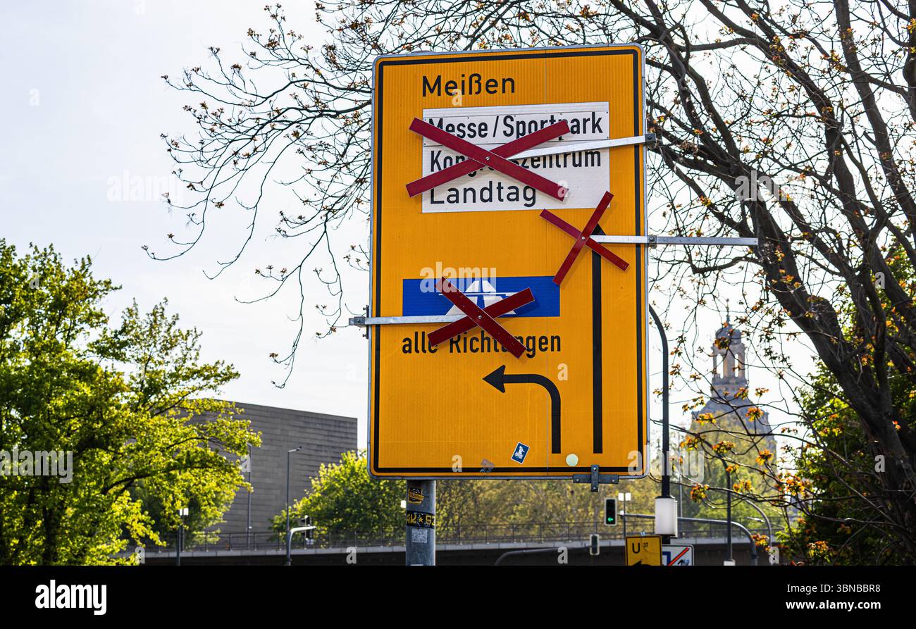Dresda, Germania, 26 aprile 2025: Un Consiglio che dice che tutto è chiuso a causa del crollo del Ponte di Carola. (Foto di Jonas Philippe/dieBildm Foto Stock