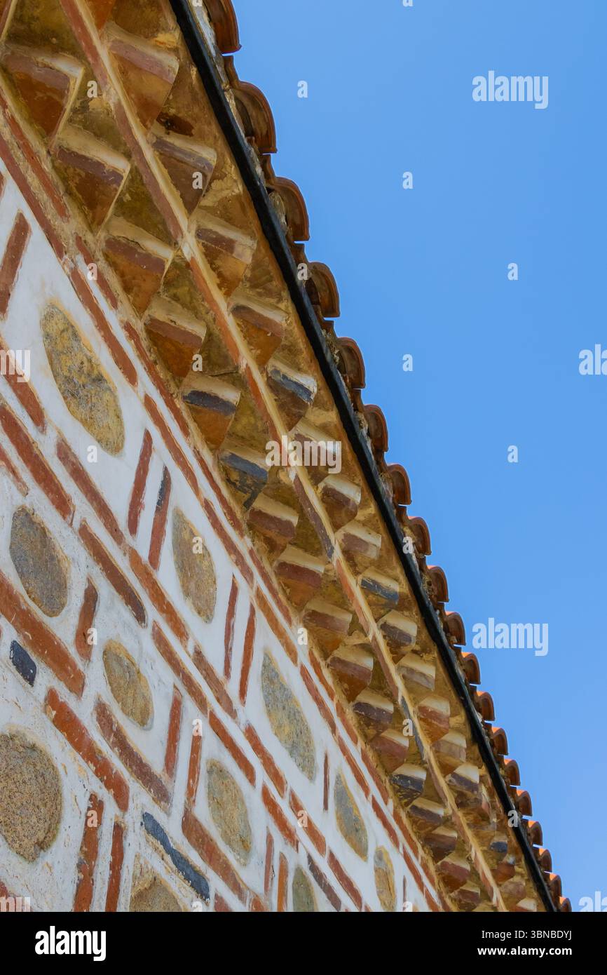 Una vista ravvicinata rivela intricati motivi in mattoni e pietra su un edificio storico. Foto Stock