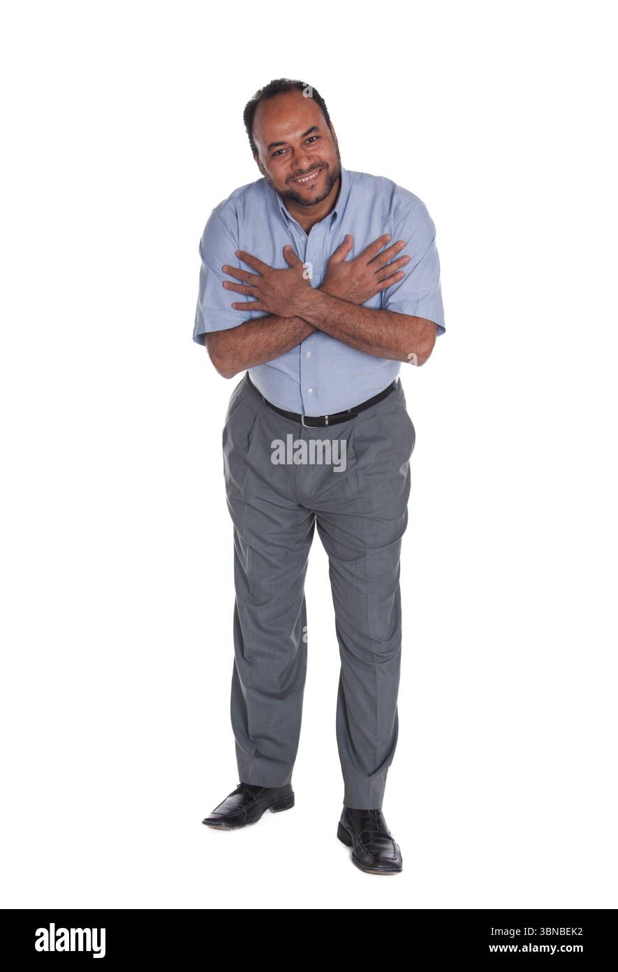 Single arabo egiziano gesto di saluto rispettoso e caloroso, mani sul cuore, mostrando emozioni, isolato sul bianco Foto Stock