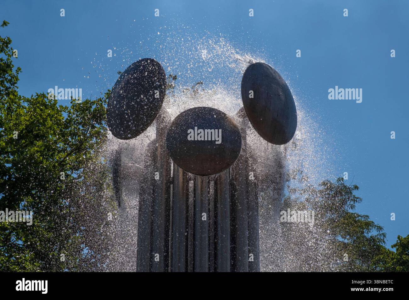 Erfrischung Mitten in der Stadt. Der spritzende Brunnen am Kölner Ebertplatz bietet willkommene Abkühlung an heißen Sommertagen und wird zum Symbol für Städtische Oasen in Zeiten zunehmender Hitzewellen. *** Ristoro nel centro della città. La fontana a spruzzo sulla Ebertplatz di Colonia offre un piacevole raffreddamento nelle calde giornate estive e simboleggia le oasi urbane in tempi di crescenti ondate di calore. Nordrhein-Westfalen Deutschland, Germania GMS19469 Foto Stock