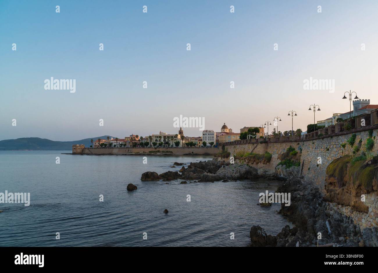 L'antica cinta costiera che proteggeva Alghero dagli invasori, Sardegna Italia. Giugno 2025 Foto Stock