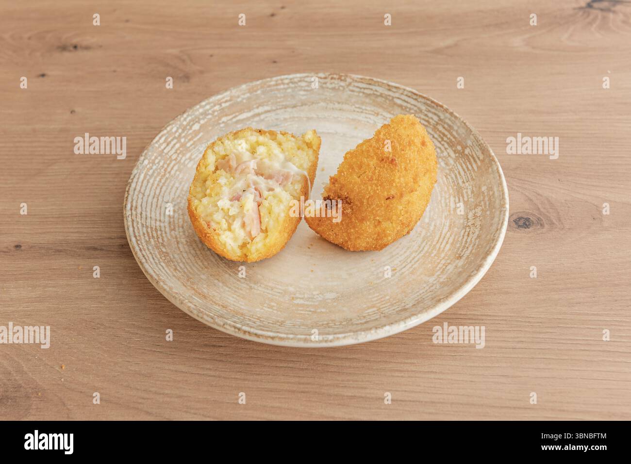 Approfondire gli arancini significa addentrarsi nel cuore dell'identità culinaria Foto Stock
