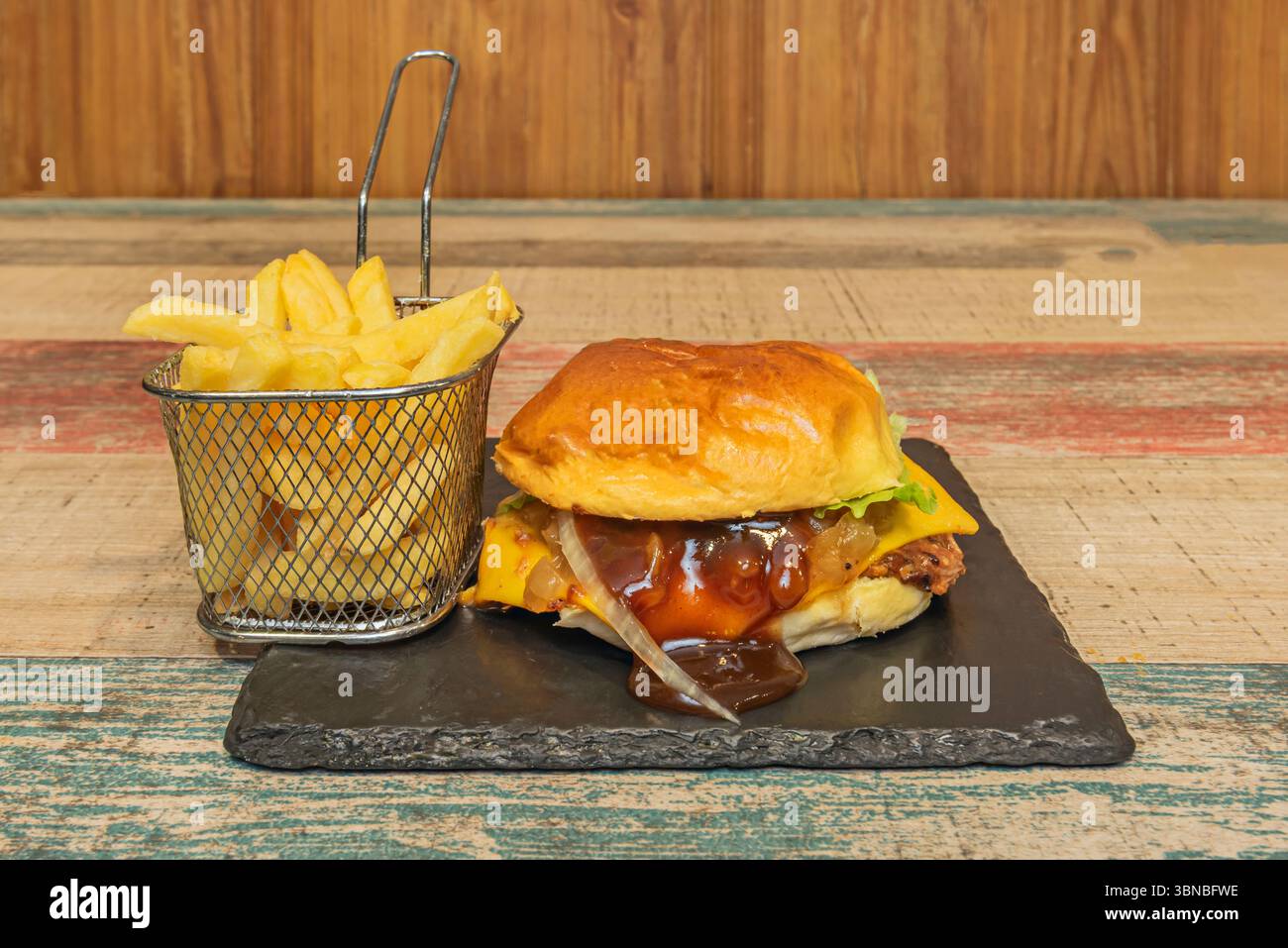 Per molti, l'hamburger è sinonimo degli Stati Uniti, della sua cultura fast-food, della libertà e del consumismo Foto Stock