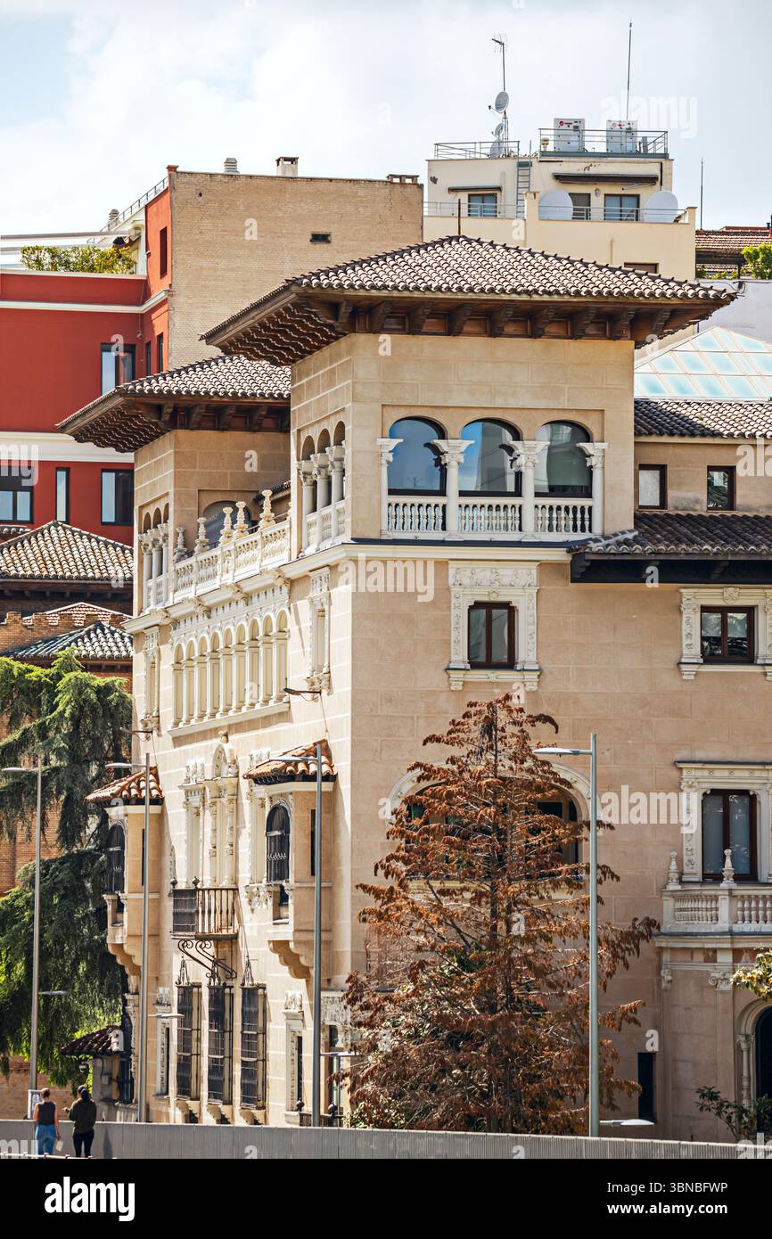 Persiane, persiane o reticoli non solo offrono protezione solare e privacy, ma aggiungono anche un valore estetico significativo, creando ritmi e texture su Foto Stock