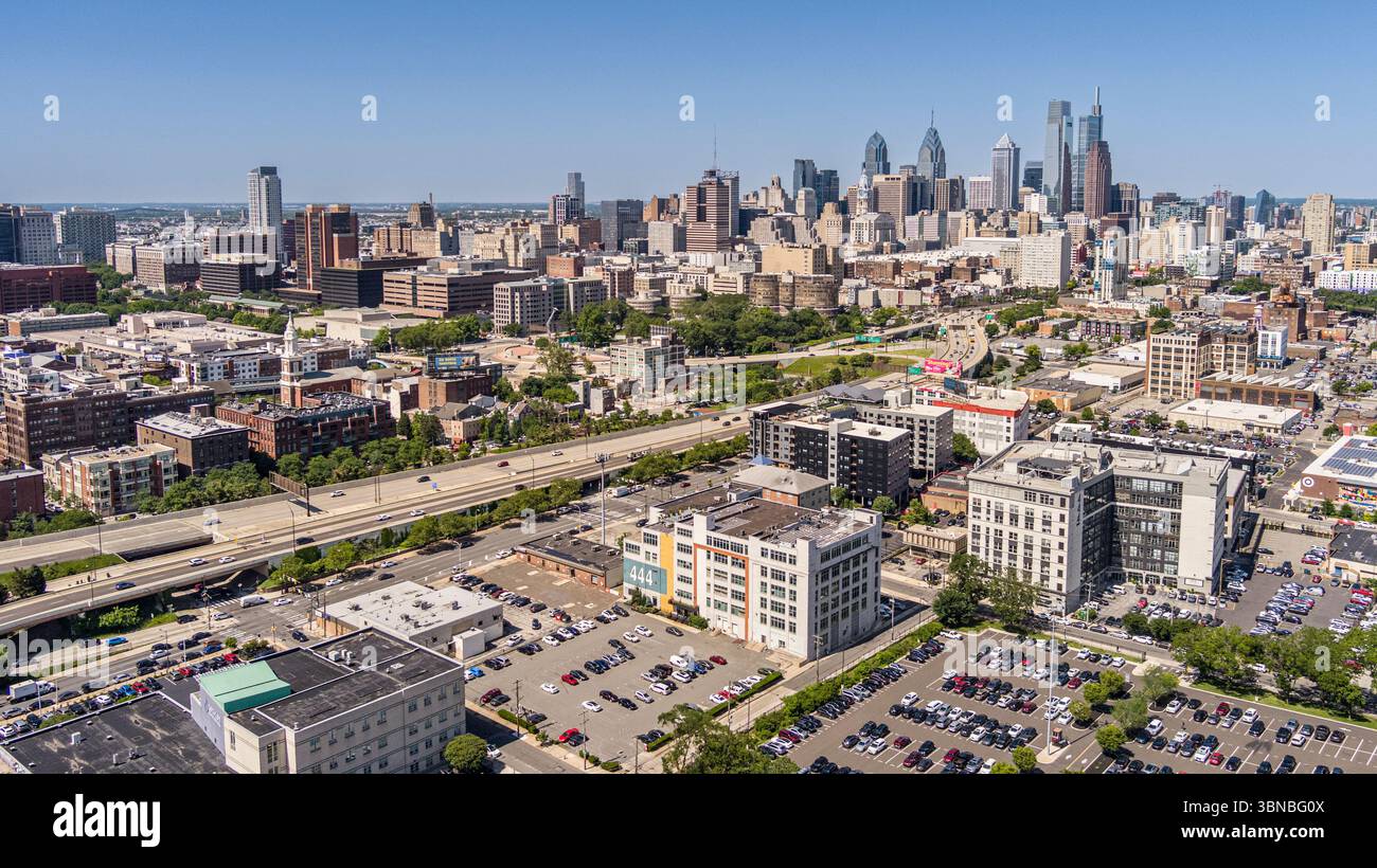 Veduta aerea dello skyline di Philadelphia con l'autostrada interstate i-95 in primo piano, Philadelphia Pennsylvania USA Foto Stock