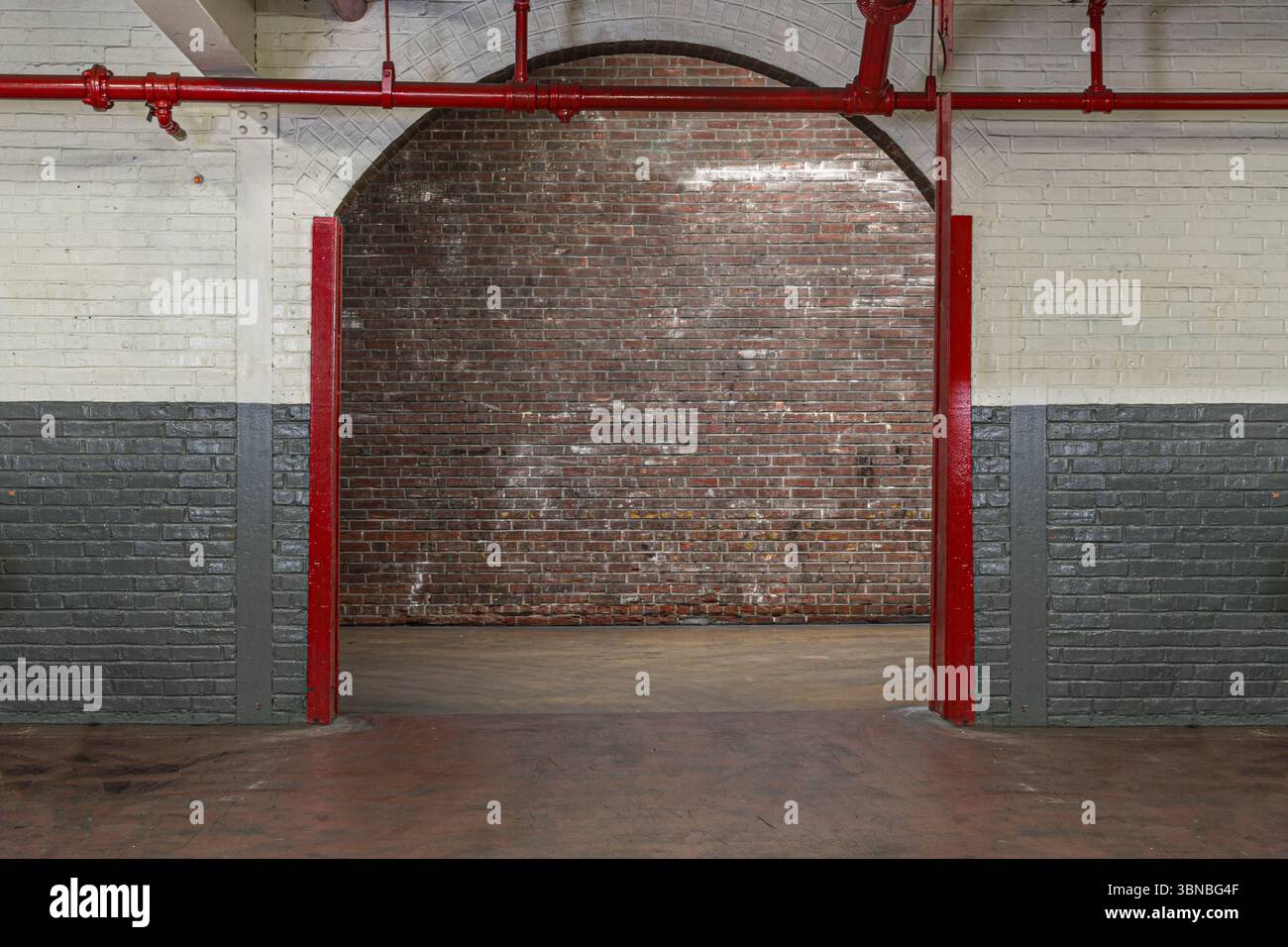Grande porta aperta nell'edificio industriale del magazzino, Philadelphia USA Foto Stock