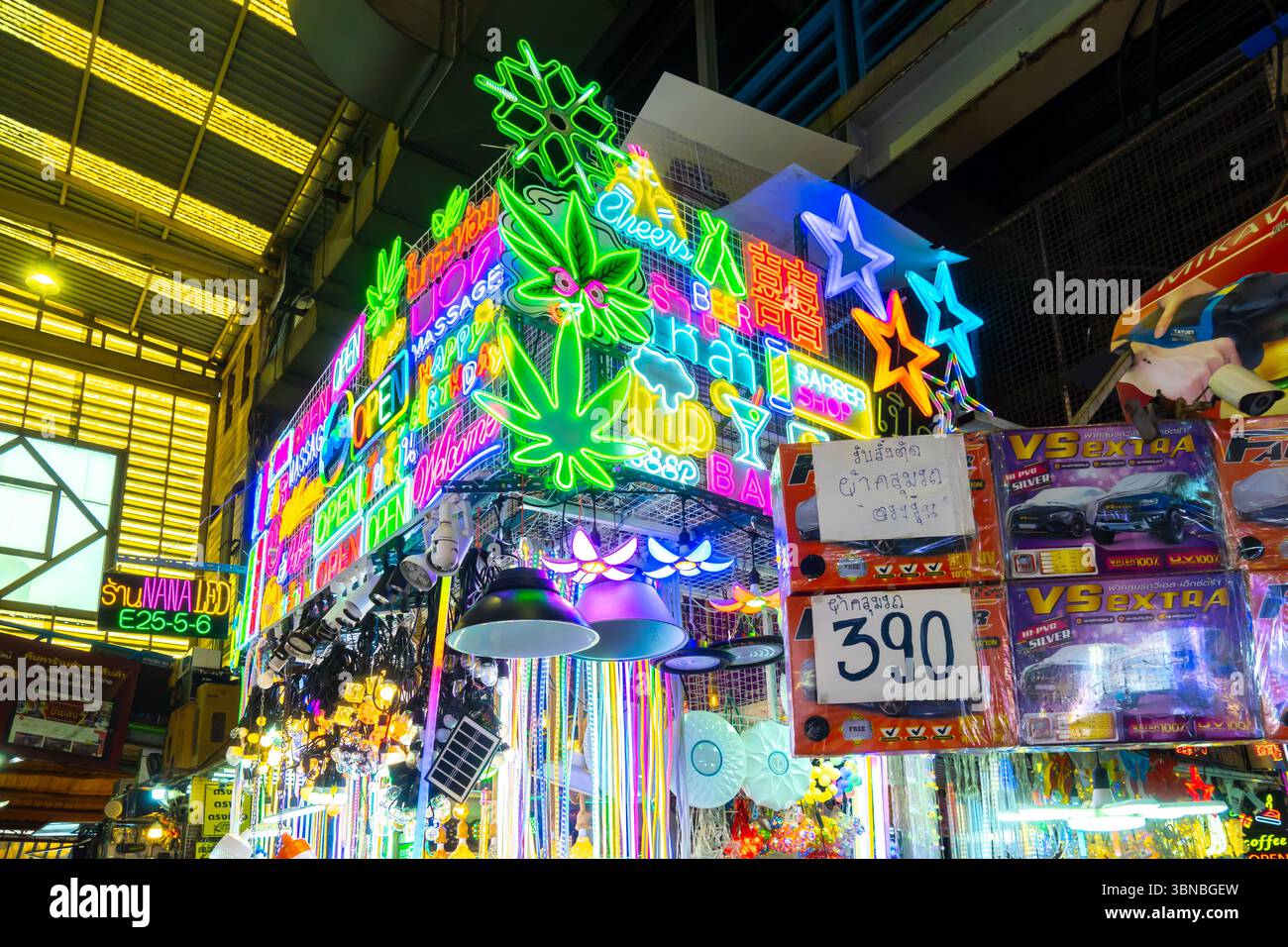 Insegne colorate al neon vendute nello storico mercato di Khlong Thom, Bangkok, Thailandia Foto Stock