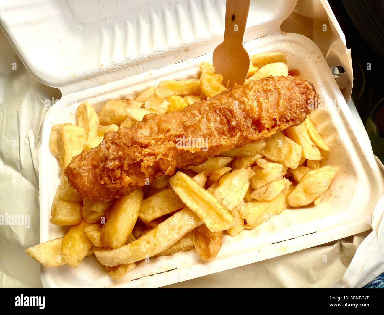 Salsicce e patatine fritte da asporto da un negozio di fish & chip nel Regno Unito Foto Stock