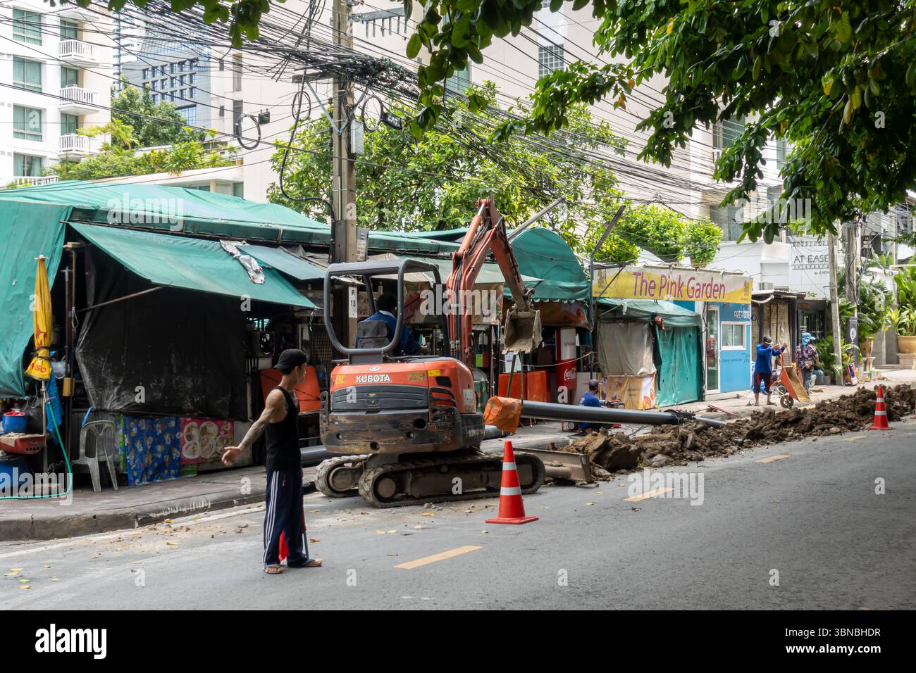 Lavori stradali, escavatore, lavoratori, Bangkok, Thailandia Foto Stock