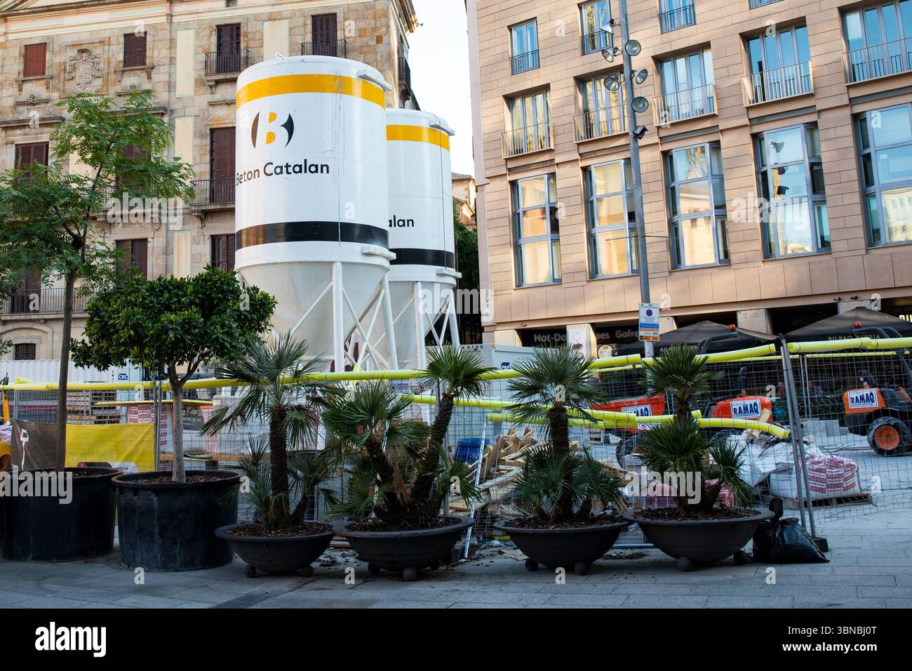 Ristrutturazione urbana nel centro di Barcellona, ​​construction lavori vicino a vecchi edifici. Rinnovamento urbano, cantiere con serbatoi di cemento catalano in t Foto Stock
