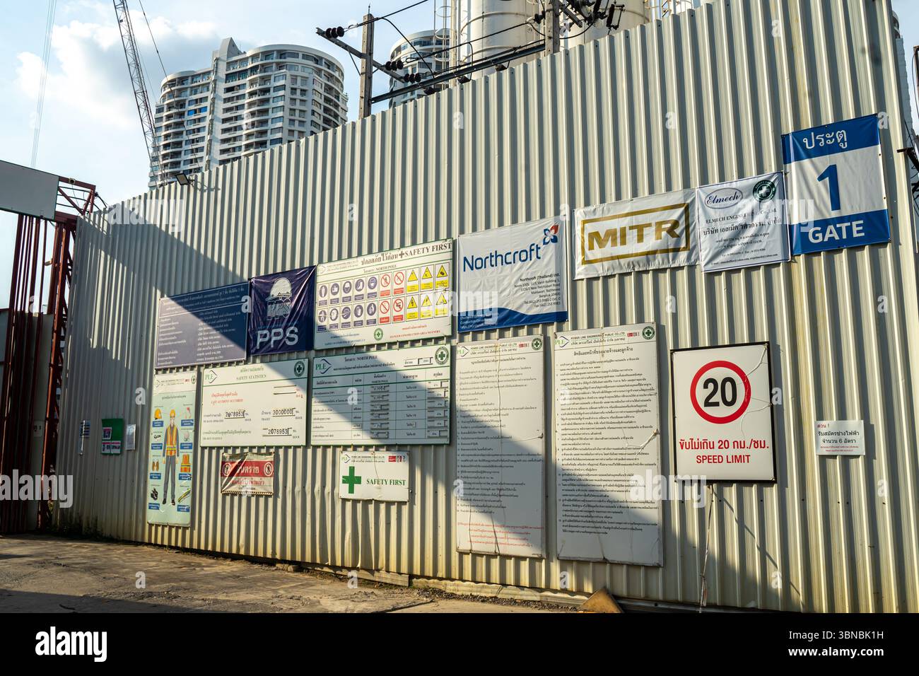 Insegne thailandesi per cantieri, insegne per sviluppatori immobiliari, recinzione. Costruzione di città, Bangkok, Thailandia Foto Stock