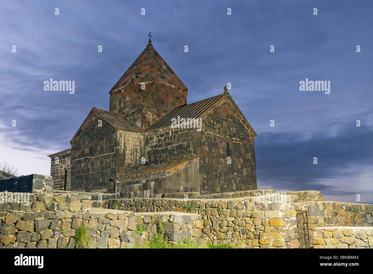 Il complesso monastico di Sevanavank del IX secolo, caratterizzato dalle chiese Surp Arakelot e Surp Astvatsatsin, si affaccia sulle vaste acque blu del lago Foto Stock