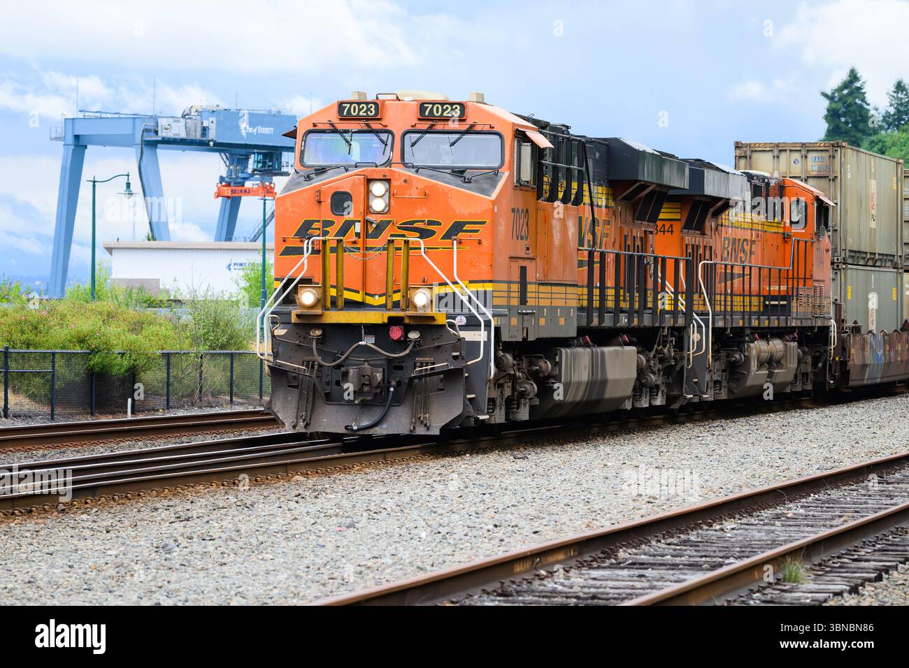 Mukilteo, WA, USA - 27 giugno 2025; la locomotiva arancione BNSF conduce il treno merci con il logo Swoosh Foto Stock