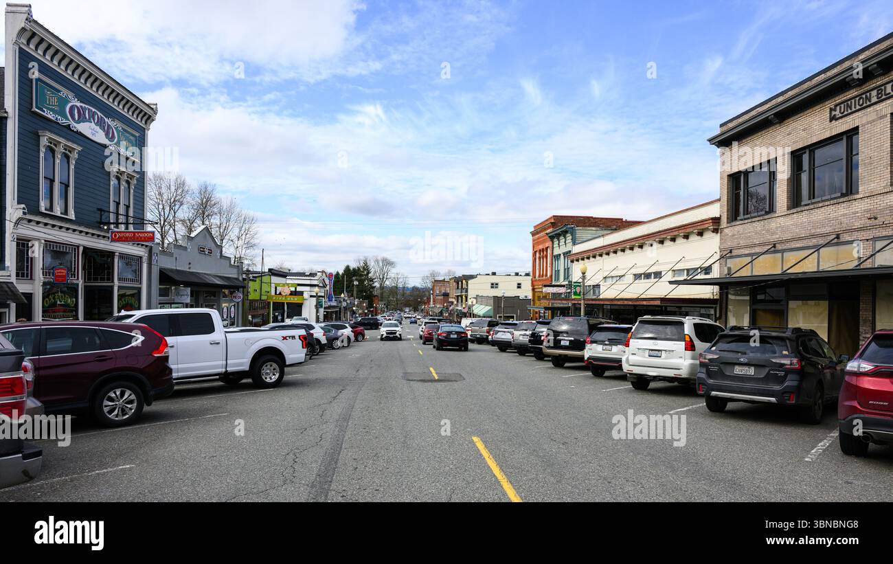 Snohomish, WA, USA - 7 marzo 2025; vista lungo la 1st St a Snohomish con auto parcheggiate e vecchi edifici Foto Stock
